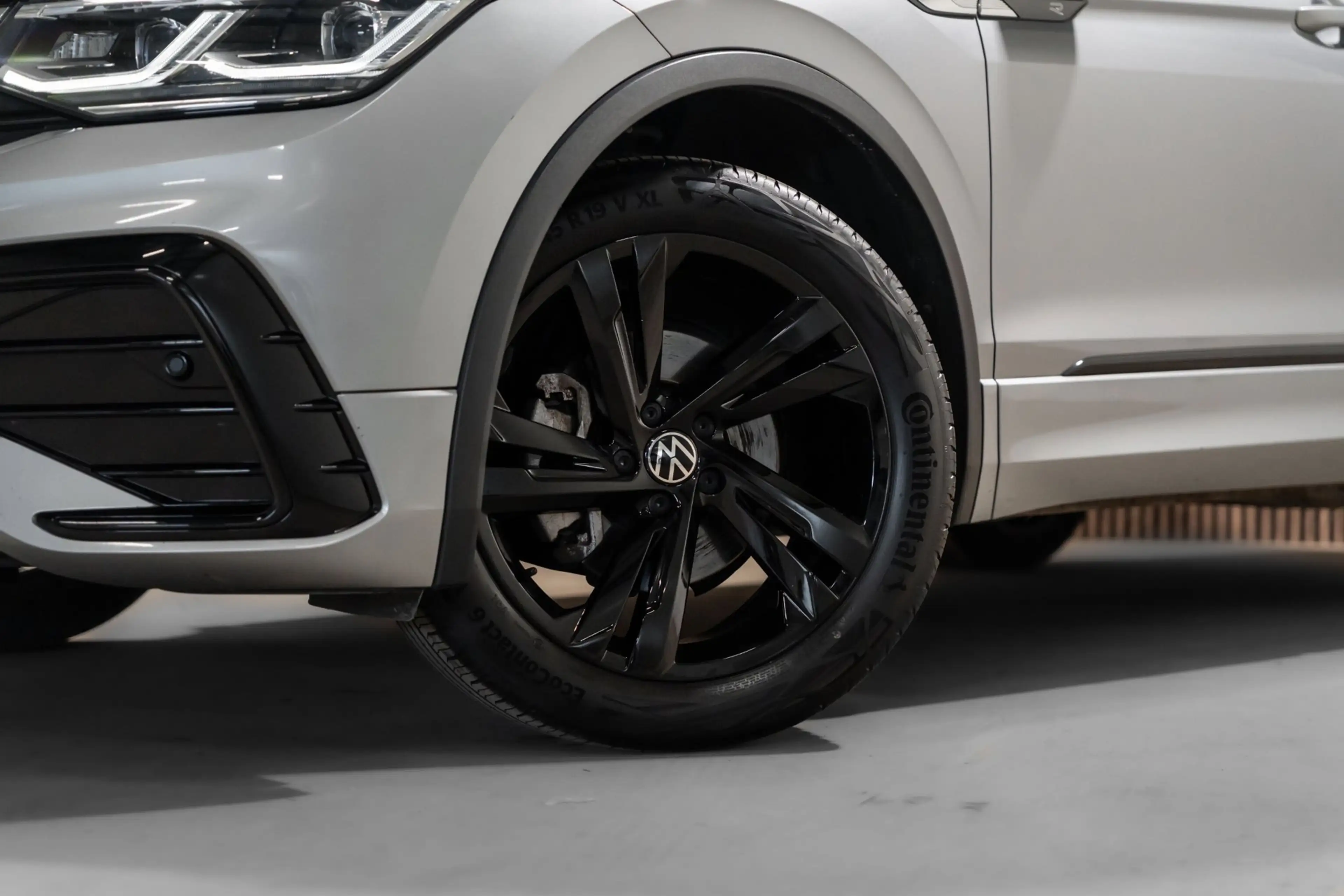 Volkswagen Tiguan Allspace 1.5 TSI R-Line DSG + 7p. Pano IQ Camera Navi — photo 3