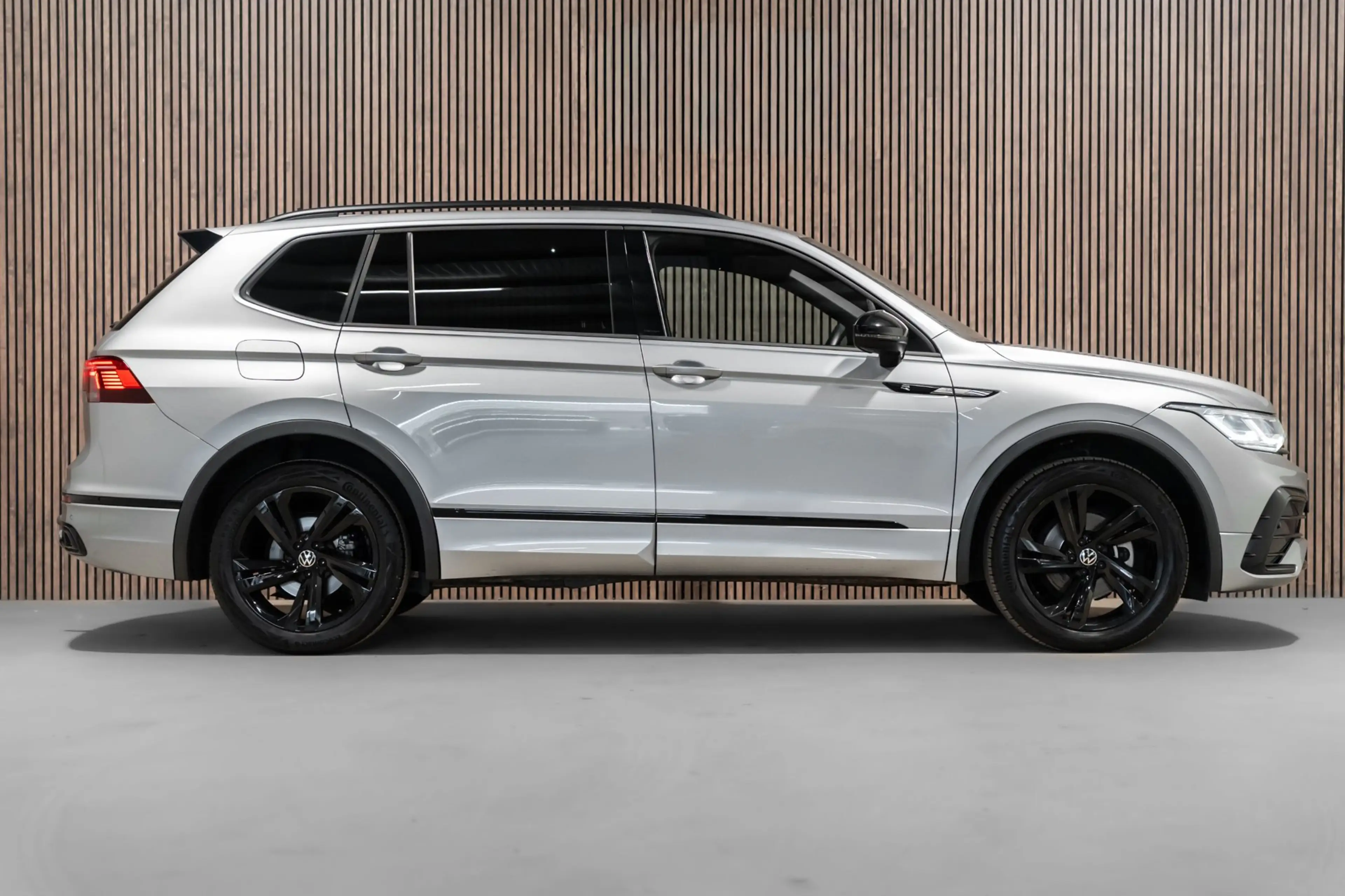Volkswagen Tiguan Allspace 1.5 TSI R-Line DSG + 7p. Pano IQ Camera Navi — photo 8
