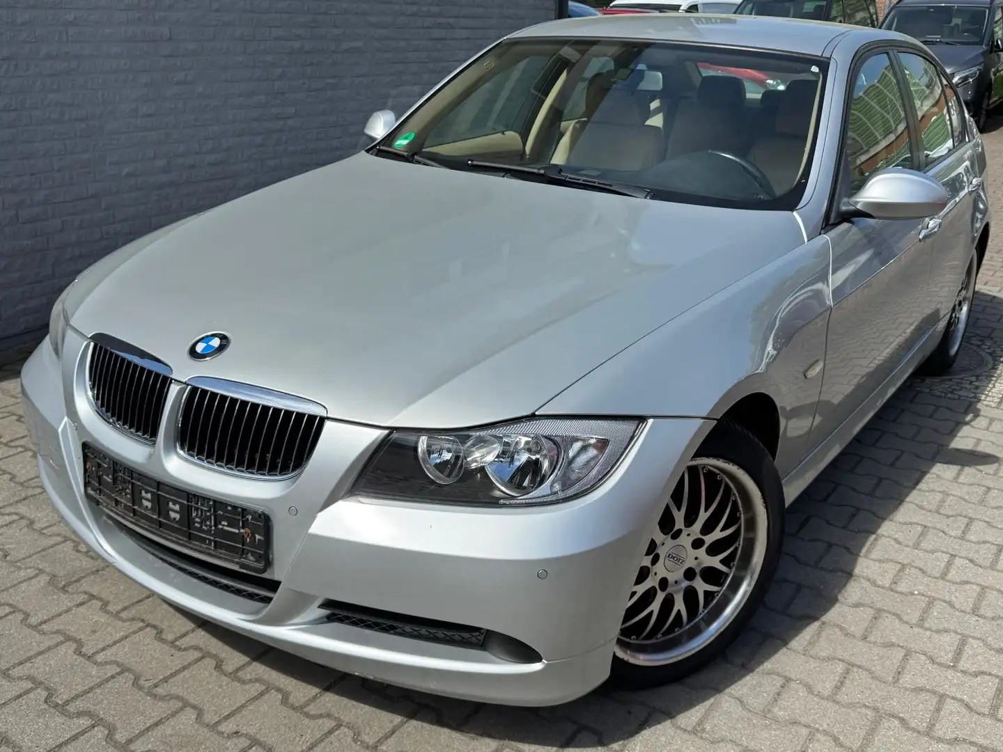 BMW 318 i Limousine AUTOMATIK TÜV LEDER Silber - 2