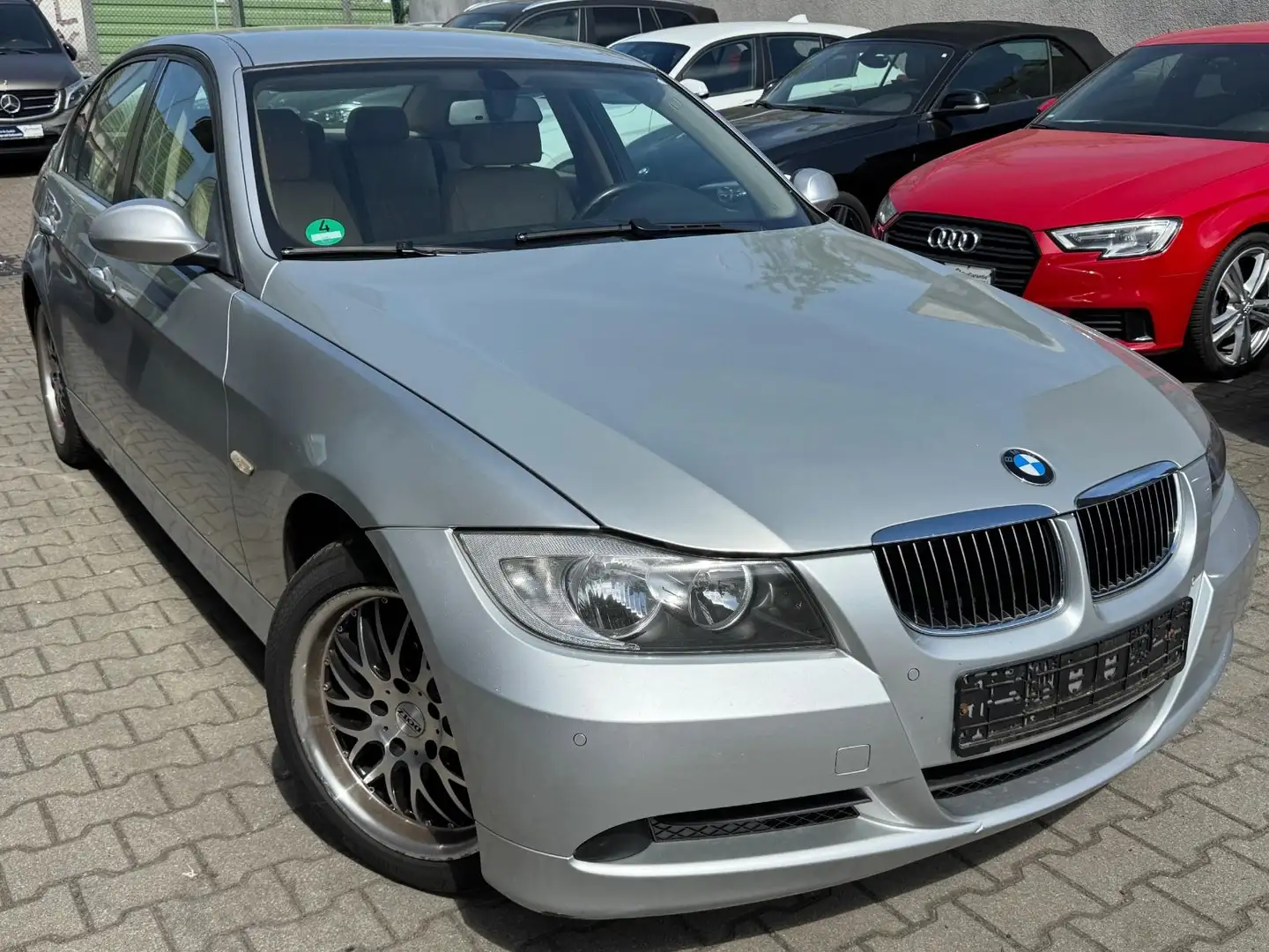 BMW 318 i Limousine AUTOMATIK TÜV LEDER Silber - 1
