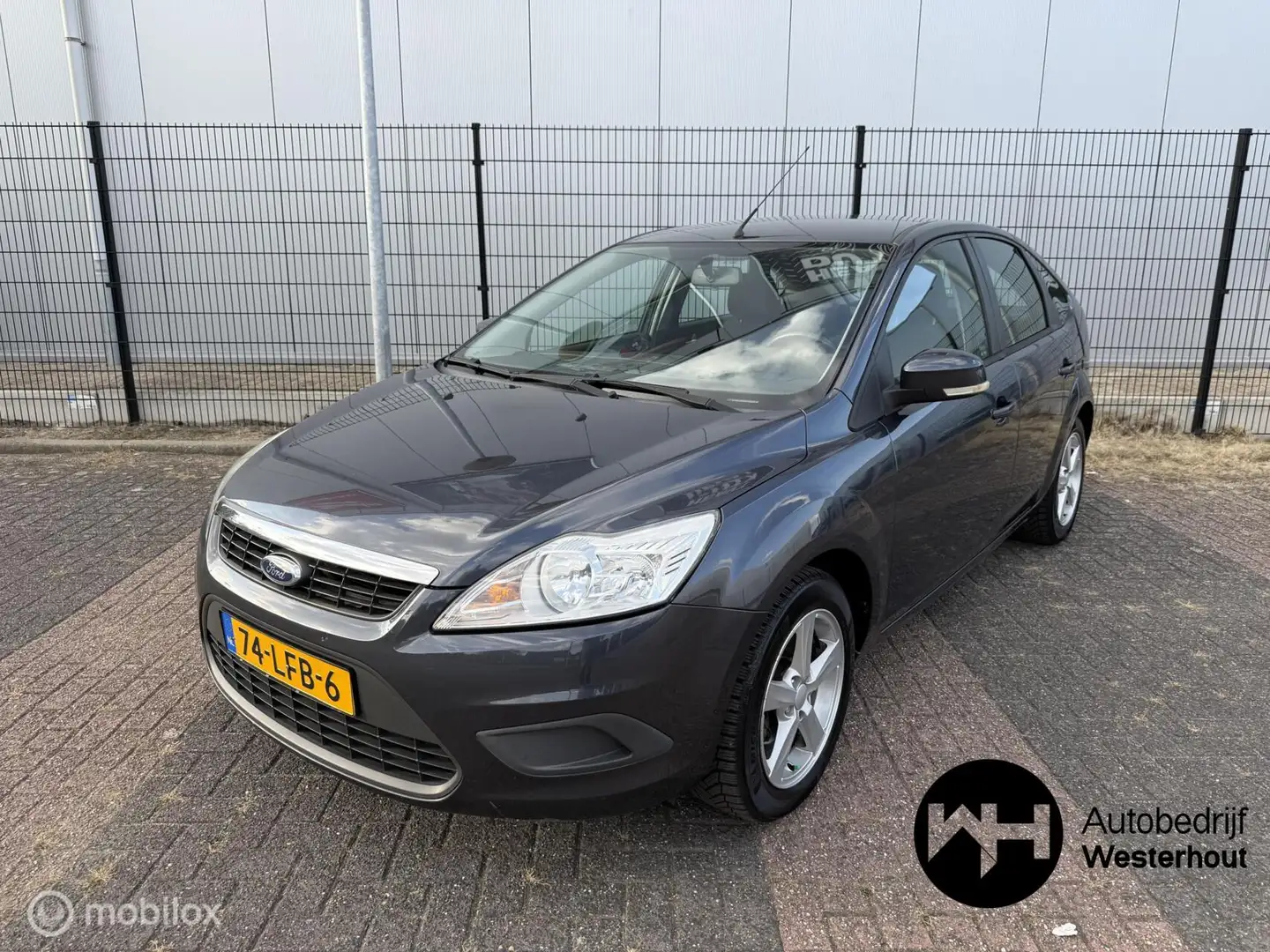 Ford Focus 1.6 Trend NAP Cruise control Trekhaak AIRCO Grijs - 2