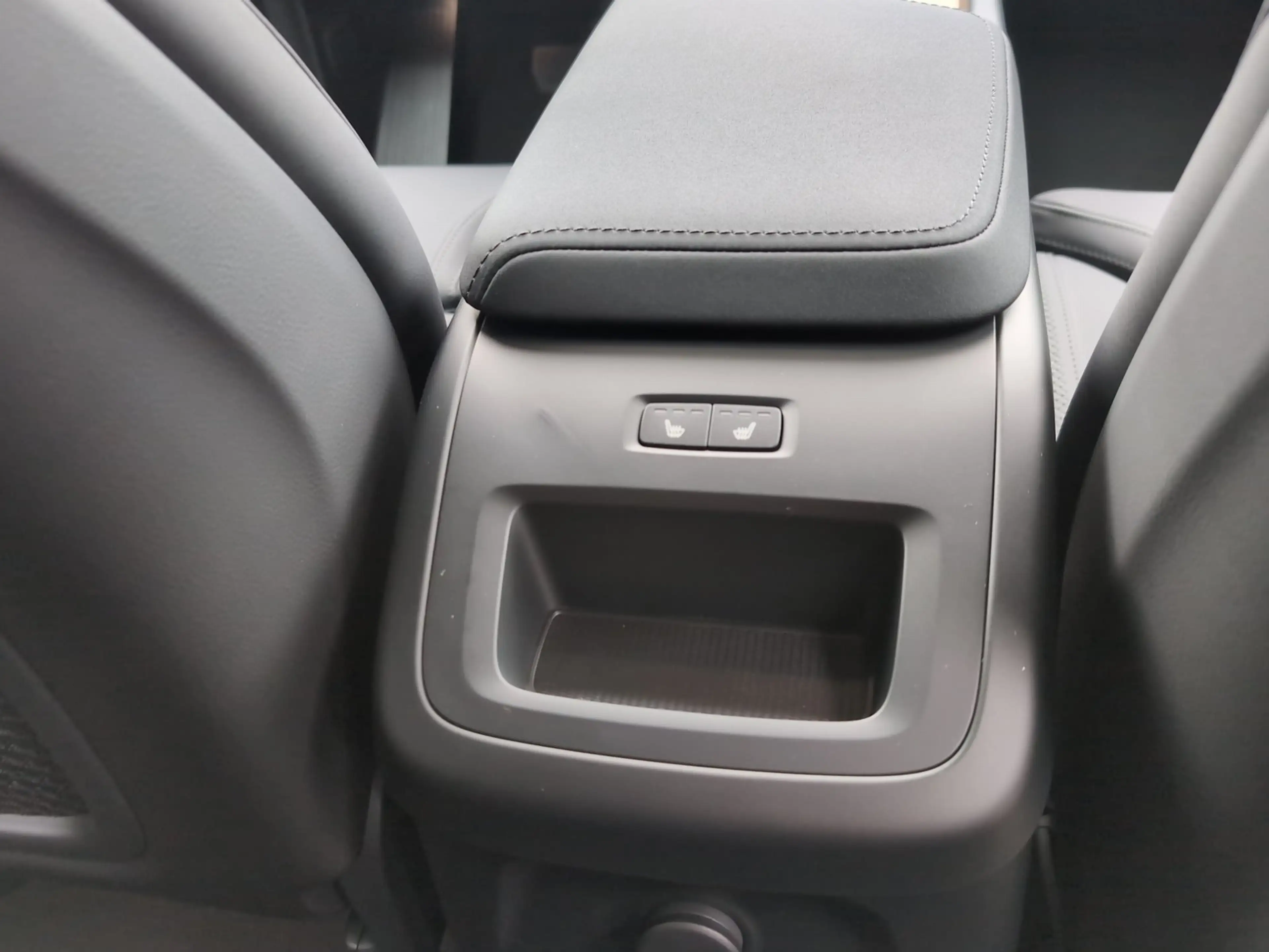 Volvo XC60 +T8+AWD+Plus+Dark+Standhz+E-Sitze+360°Kamera — photo 9