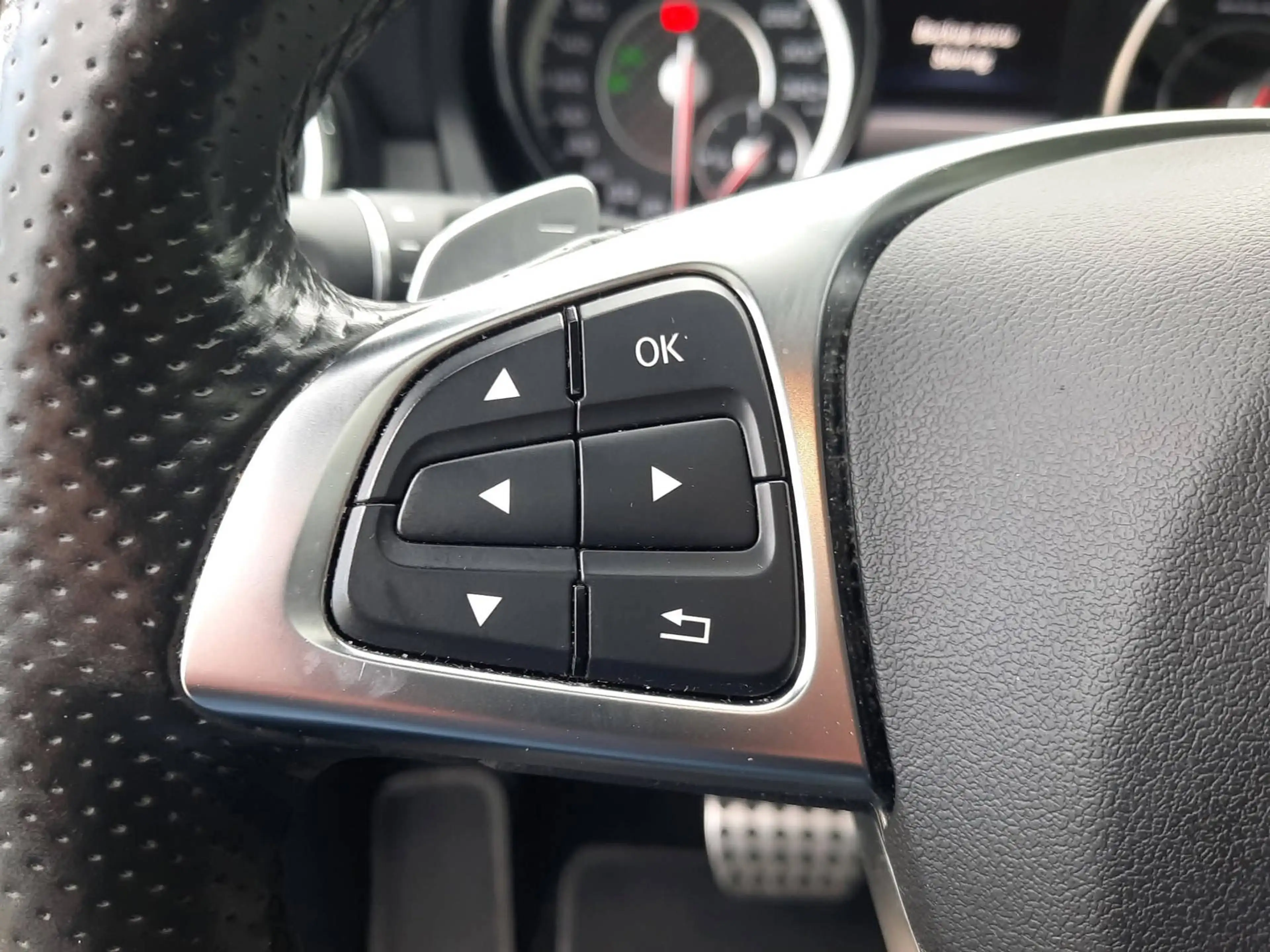 Mercedes-Benz GLA 45 AMG 4MATIC Panodak Leder 381PK — photo 7
