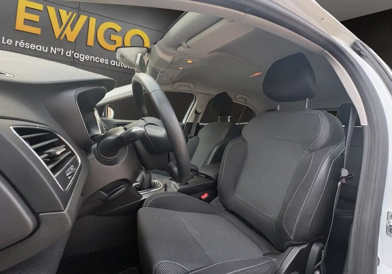 Renault Megane Citadine 5 portes — photo 5