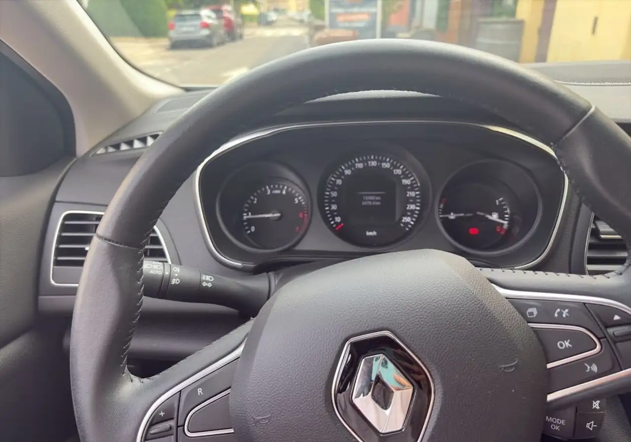 Renault Megane Citadine 5 portes — photo 16
