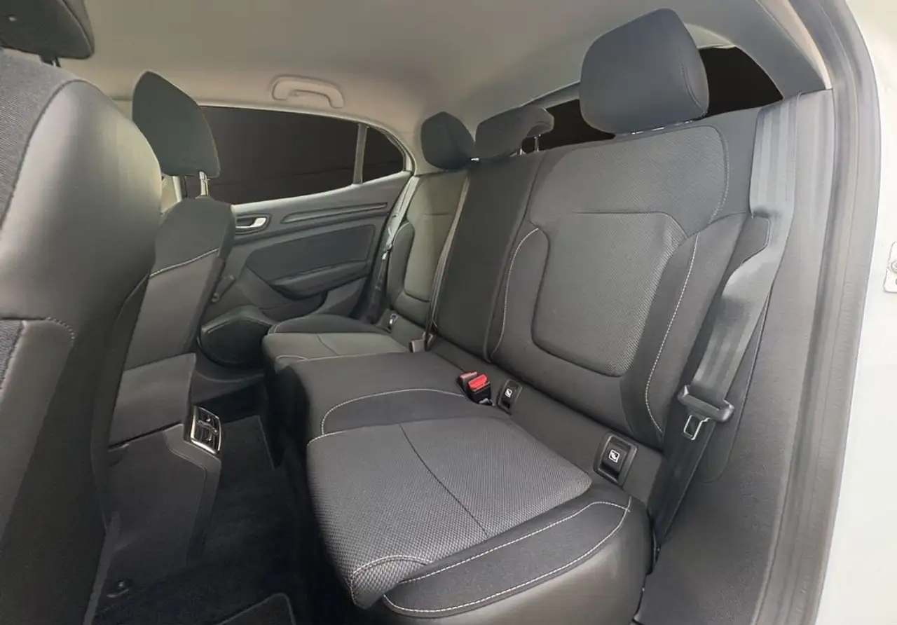 Renault Megane Citadine 5 portes — photo 6
