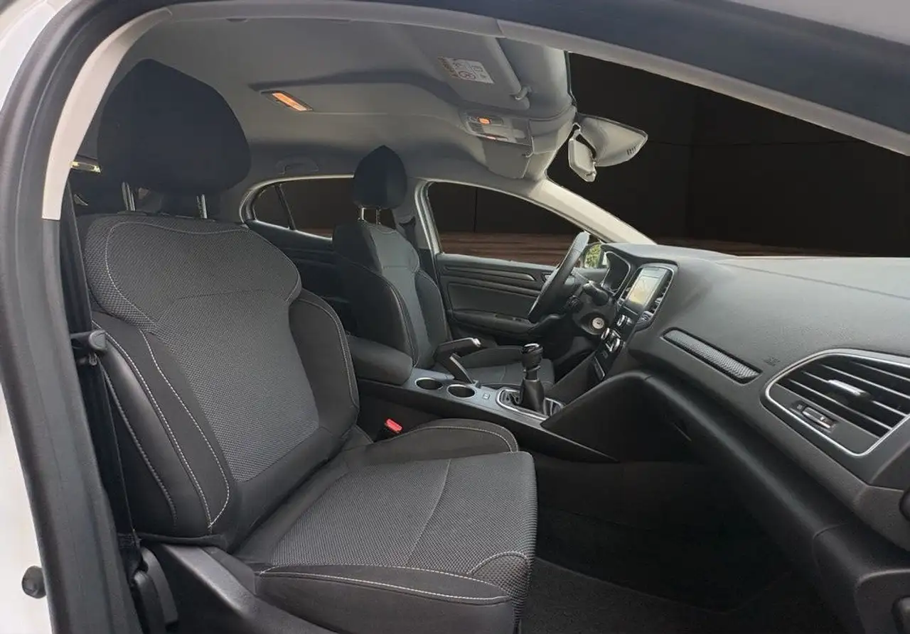 Renault Megane Citadine 5 portes — photo 15