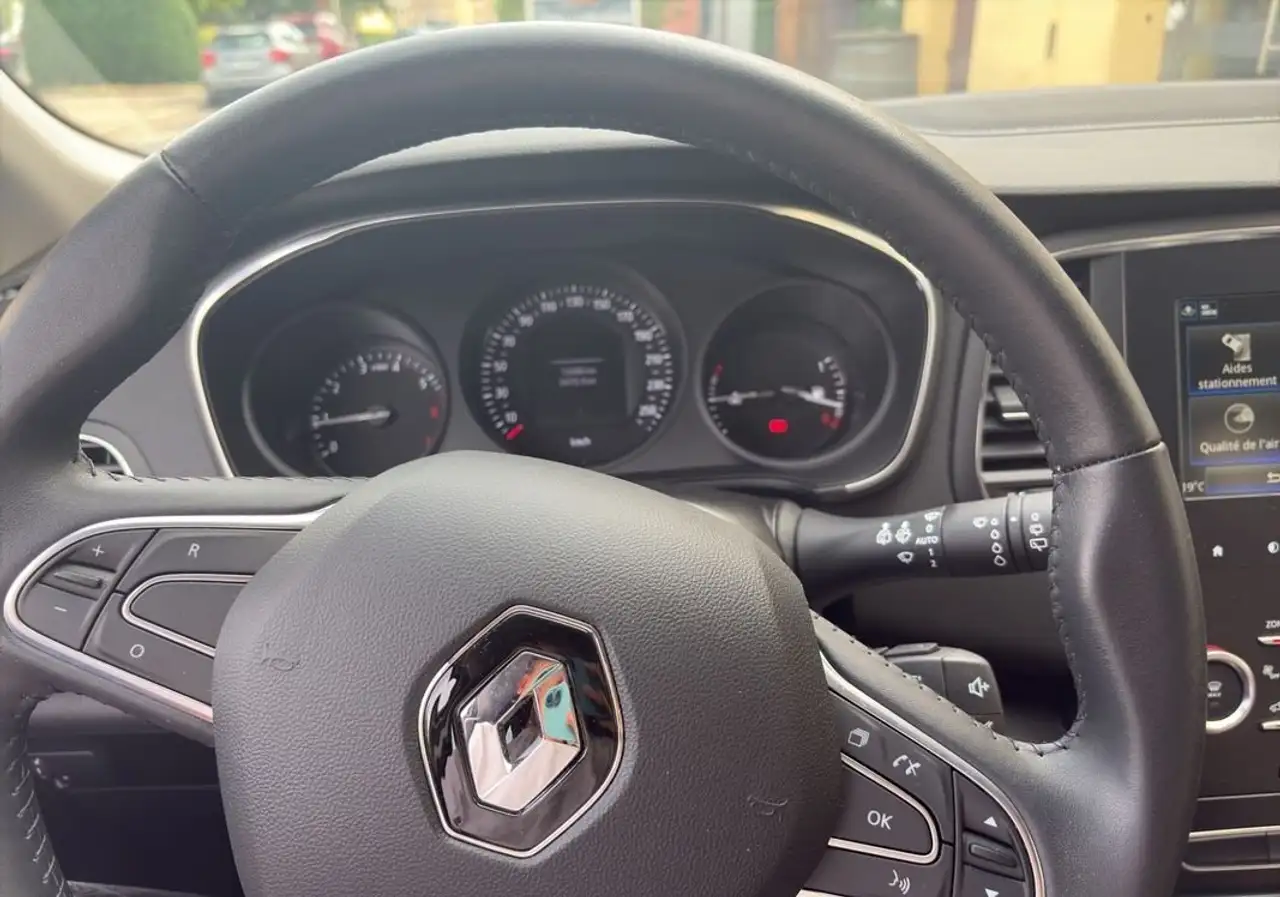 Renault Megane Citadine 5 portes — photo 18