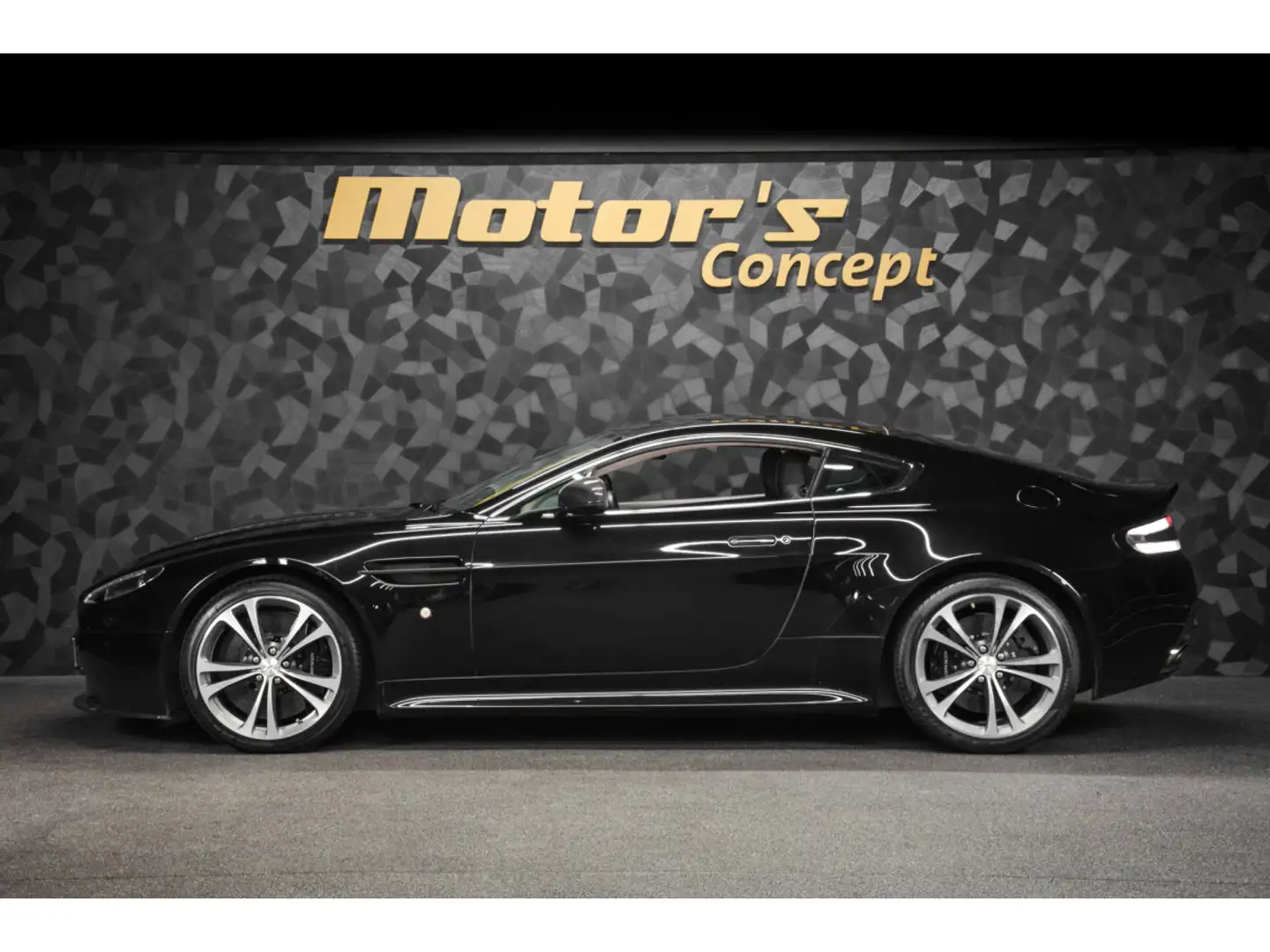 Aston Martin Vantage V12 Coupé Černá - 2