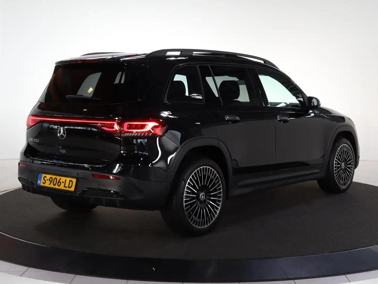 Mercedes-Benz EQB 250 AMG Line 67 kWh | Night | Panoramadak | 20" lichtm Noir - 2