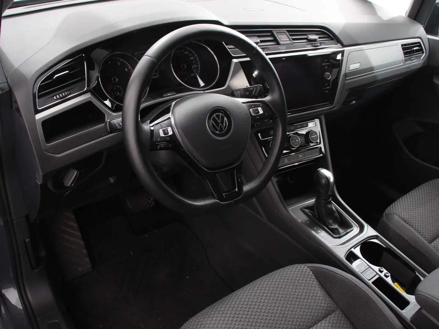 Volkswagen Touran 1.5 TSI DSG Comfortline 7p Navigatie Apple Carplay Grijs - 2