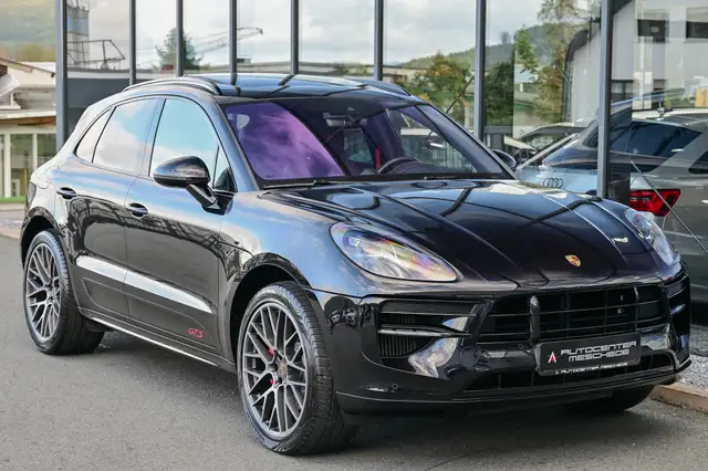 Porsche Macan view 3