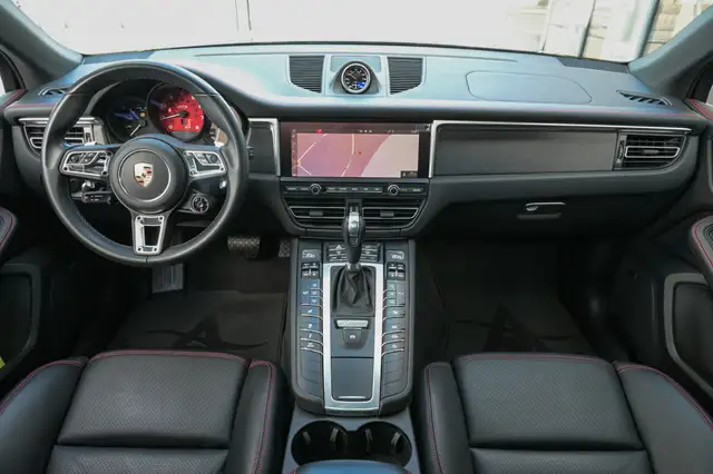 Porsche Macan view 11