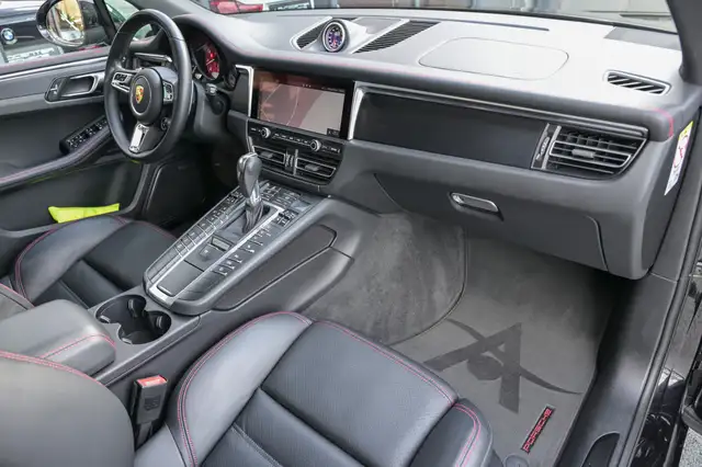 Porsche Macan view 12