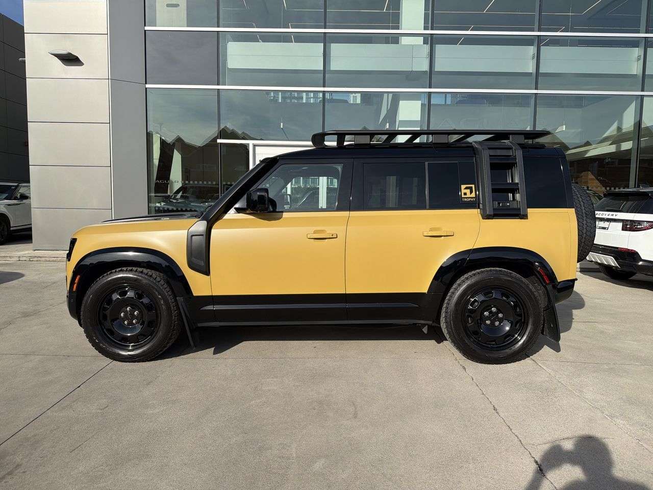 2026 Land Rover Defender 110 P400 Trophy Edition Deep Sandglow — снимка 1
