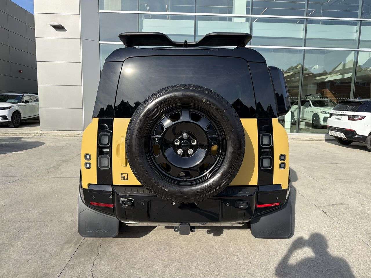 2026 Land Rover Defender 110 P400 Trophy Edition Deep Sandglow — снимка 1