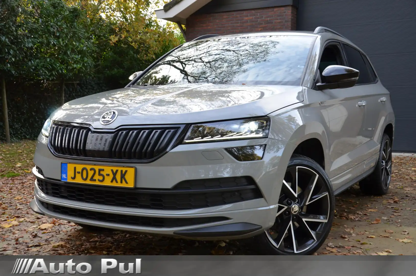 Skoda Karoq 1.5 TSI ACT Sportline Business Automaat/Navi/Led/P Grijs - 1