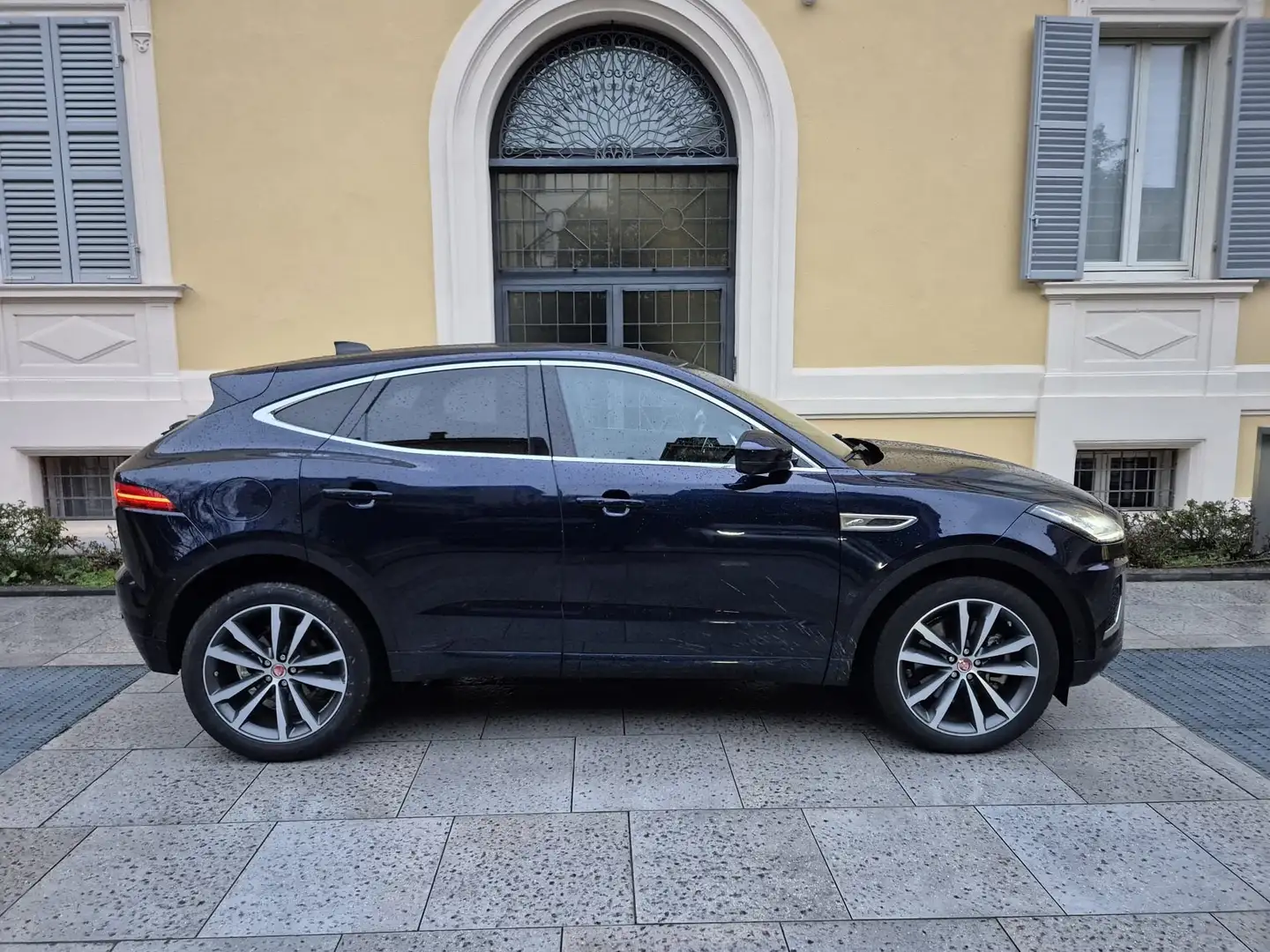 Jaguar E-Pace E-Pace 2.0d R-Dynamic HSE awd 204cv auto Blauw - 1