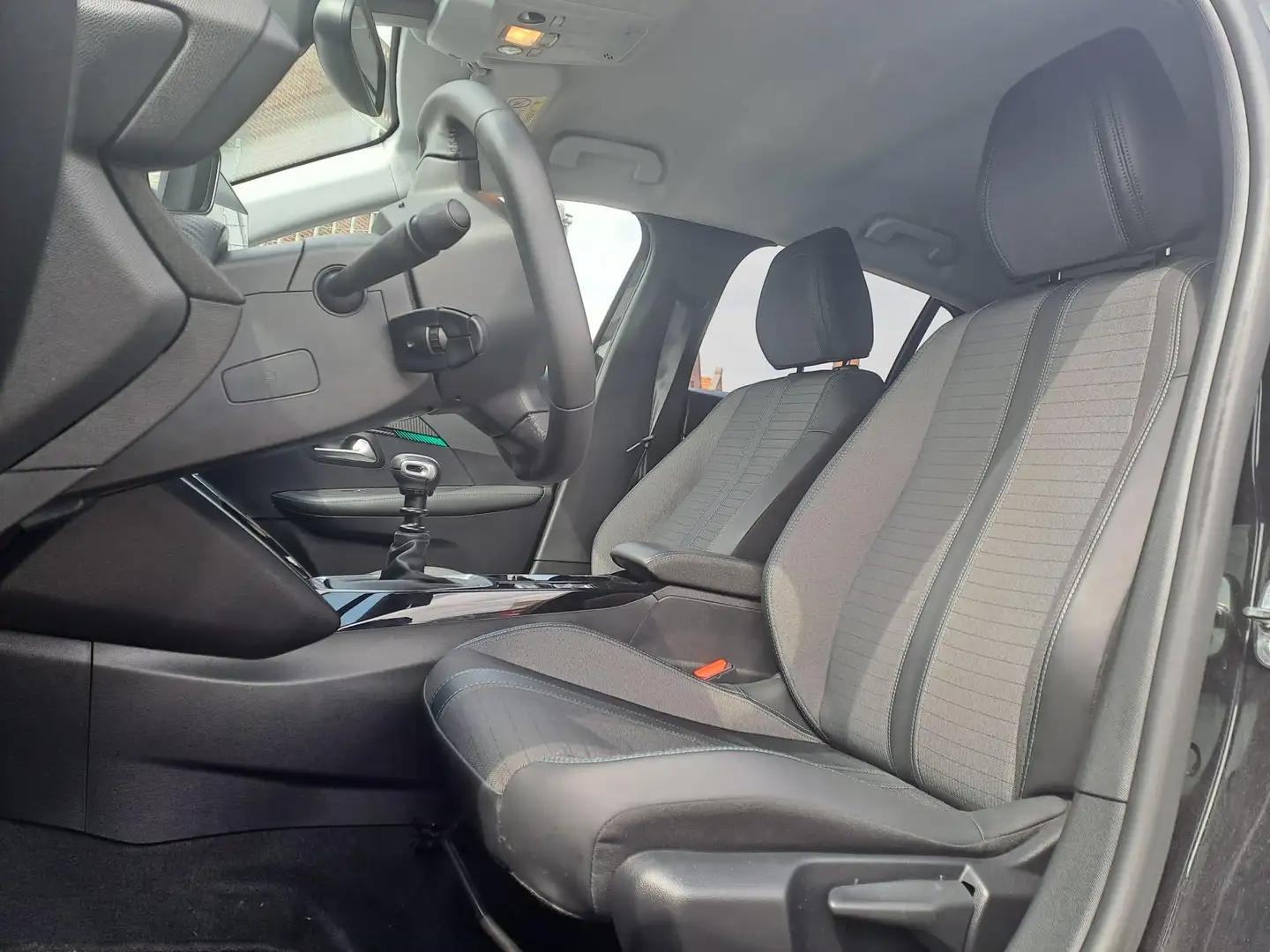 Peugeot 208 1.2 PureTech Allure Pack | Camera | Climate contro Zwart - 2