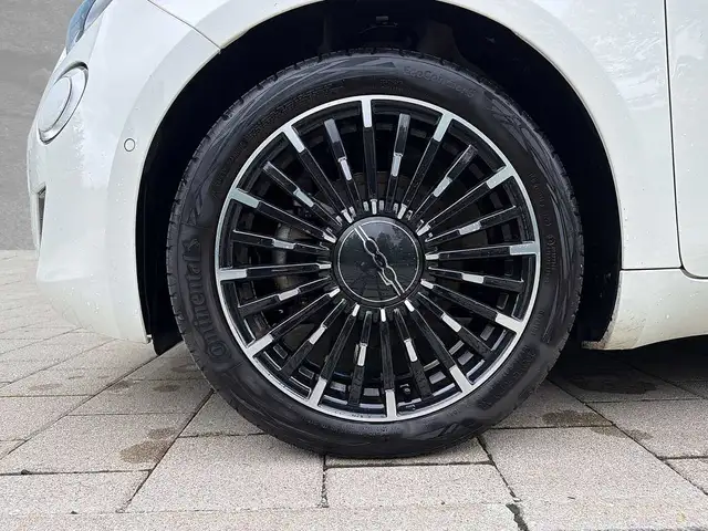 Fiat 500e view 9