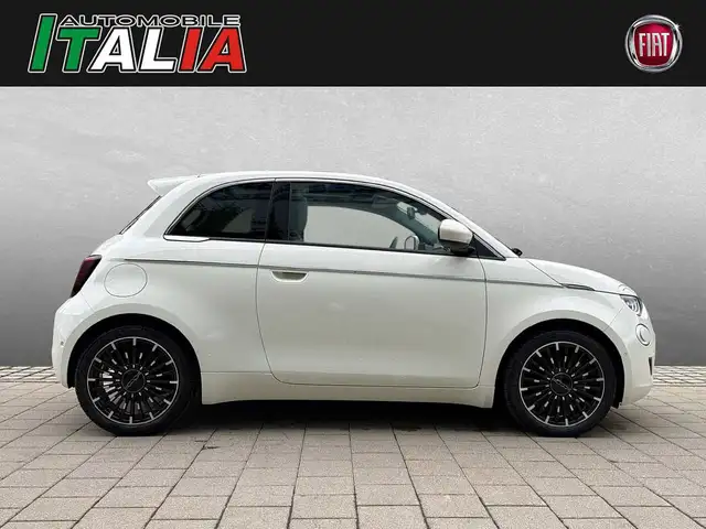 Fiat 500e view 3