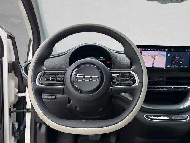 Fiat 500e view 11