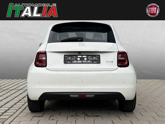 Fiat 500e view 4