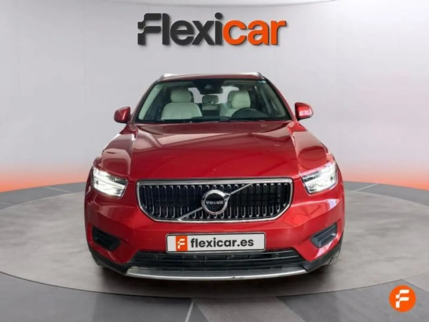 Volvo XC40 D3 Momentum Aut. Rojo - 2