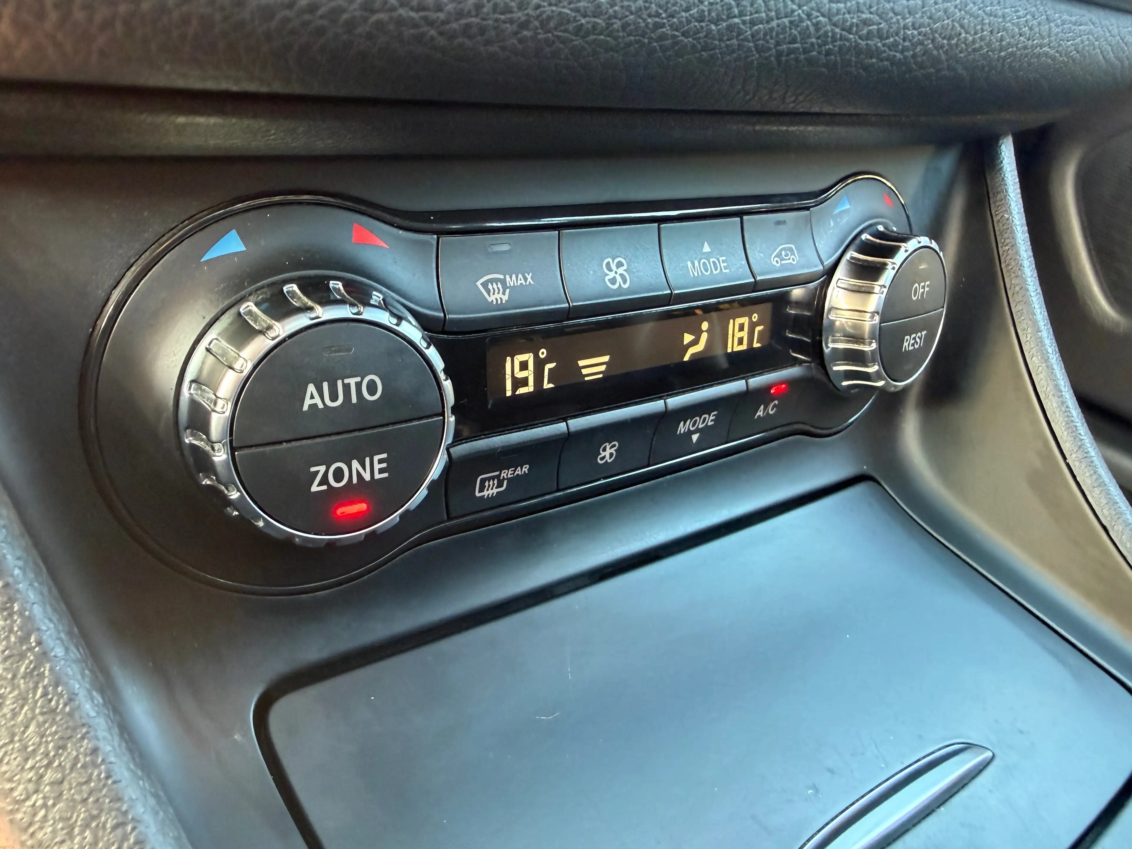 Mercedes-Benz CLA 200 d Shooting Break / Automatique / Pack AMG / Toit pano / Xénon — photo 9