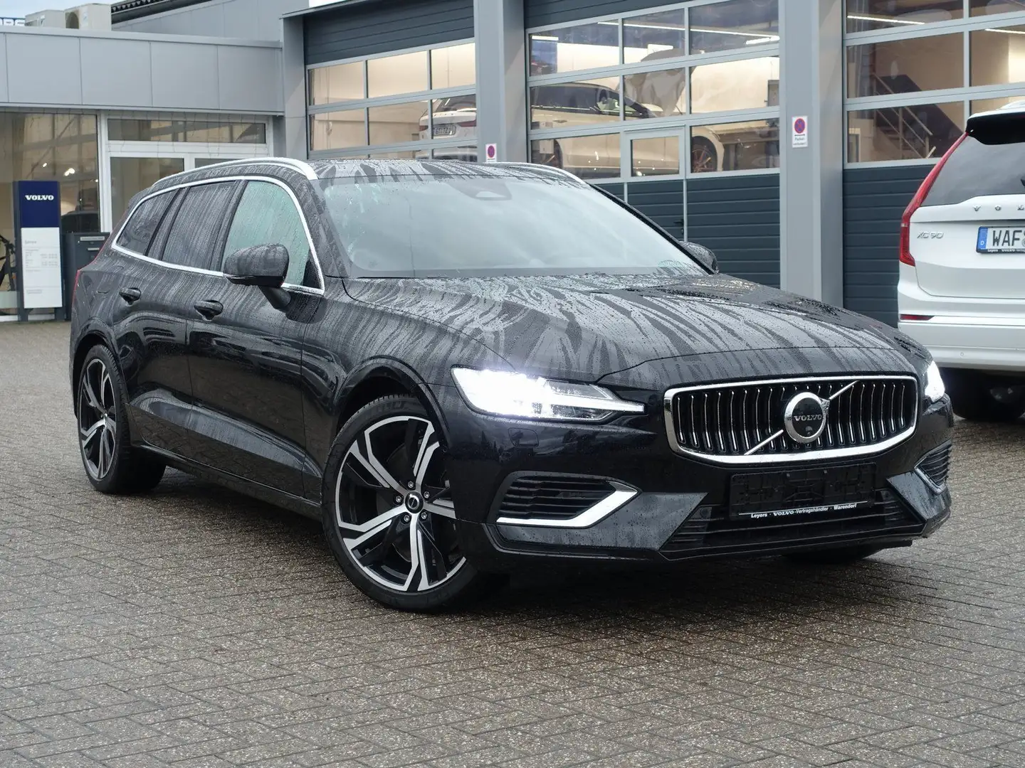 Volvo V60 Ultra T6 AWD Plug-in/360°cam/Massage/AHK/LED Schwarz - 2