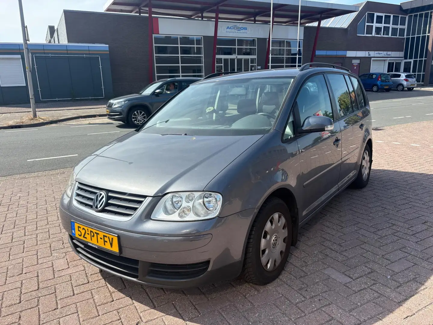 Volkswagen Touran 1.6-16V FSI Trendline Automaat Airco Cruise Grijs - 1