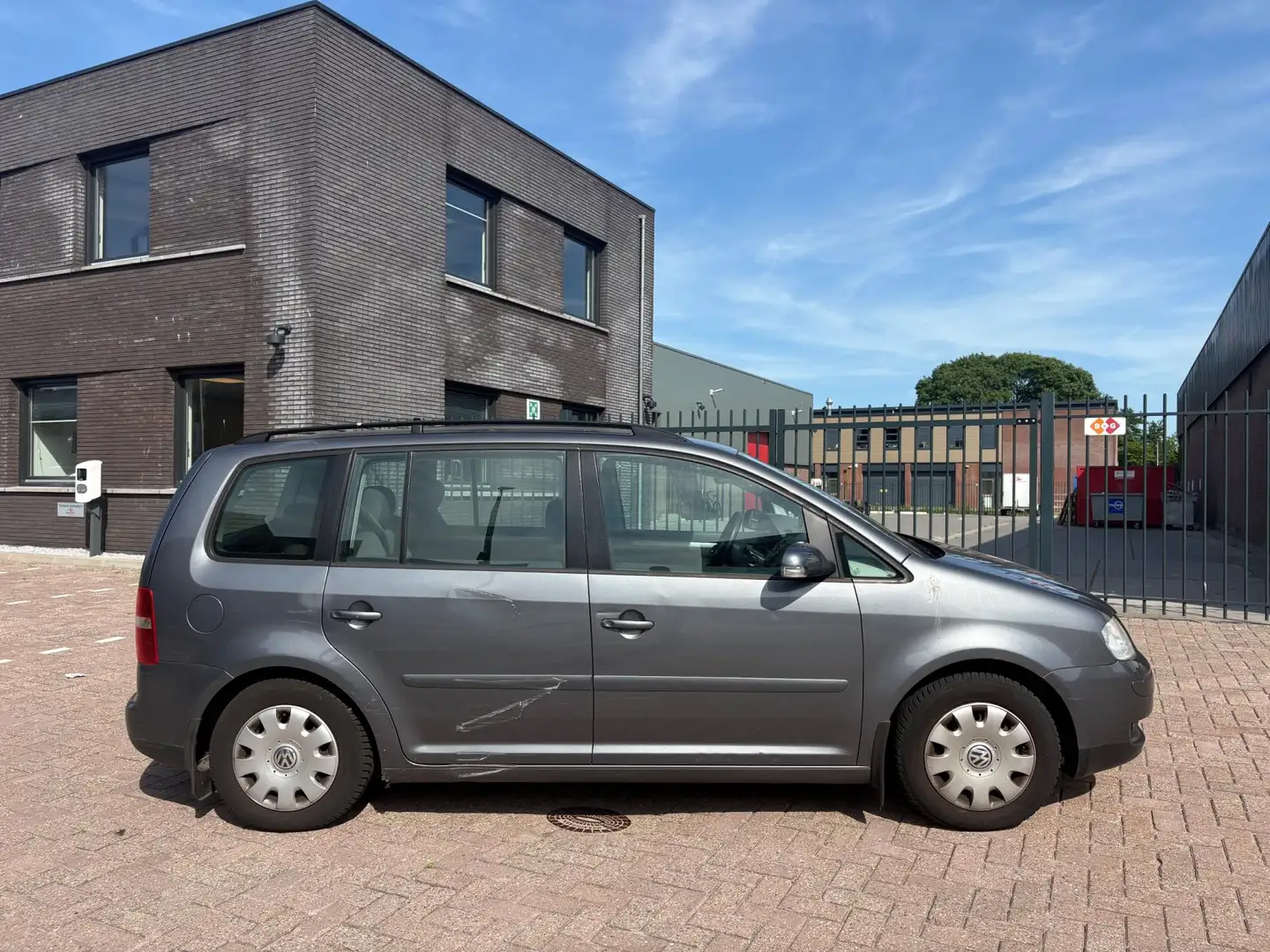Volkswagen Touran 1.6-16V FSI Trendline Automaat Airco Cruise Grijs - 2