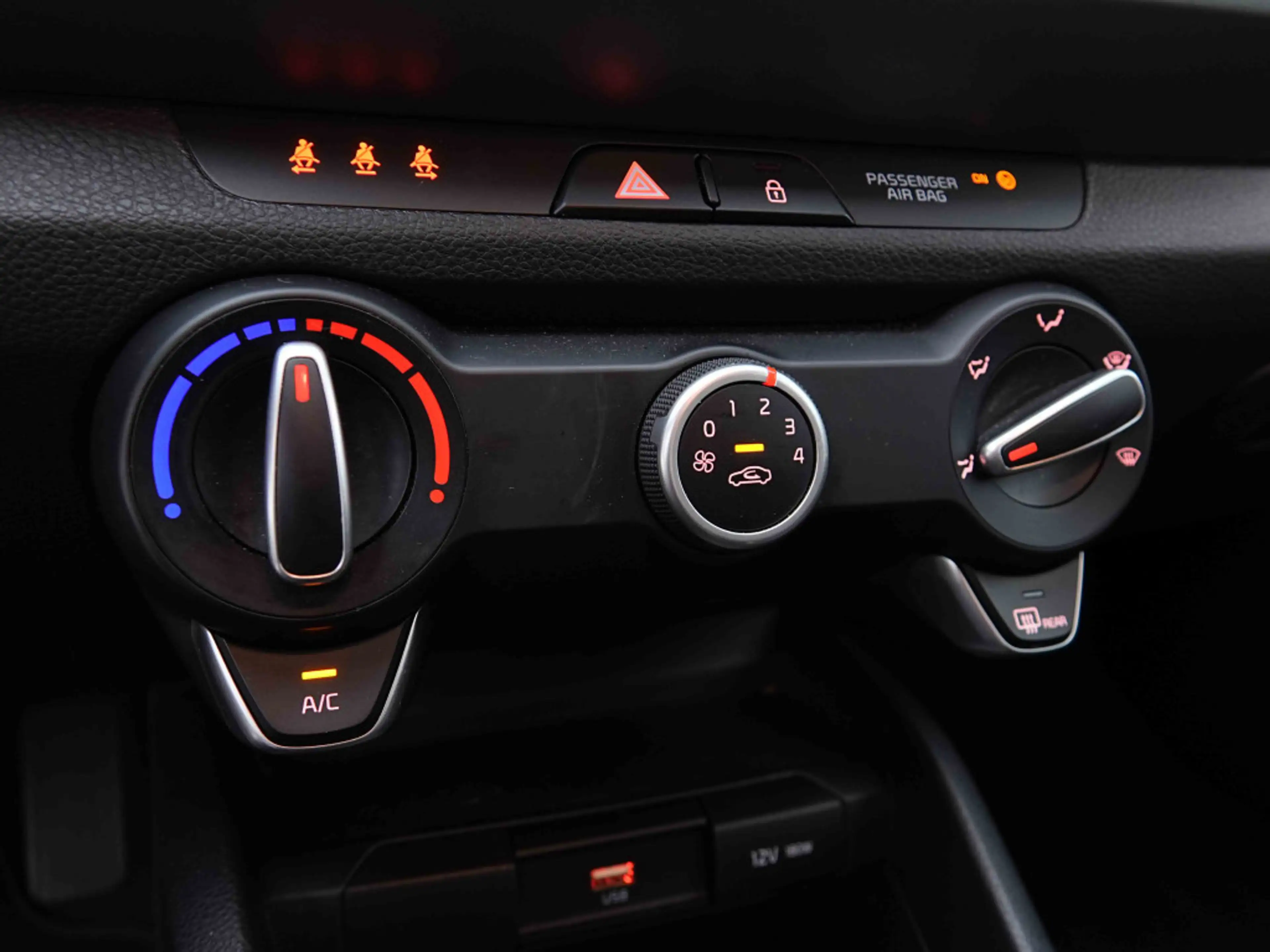 Kia Stonic 1.2i 85 Pure — photo 12