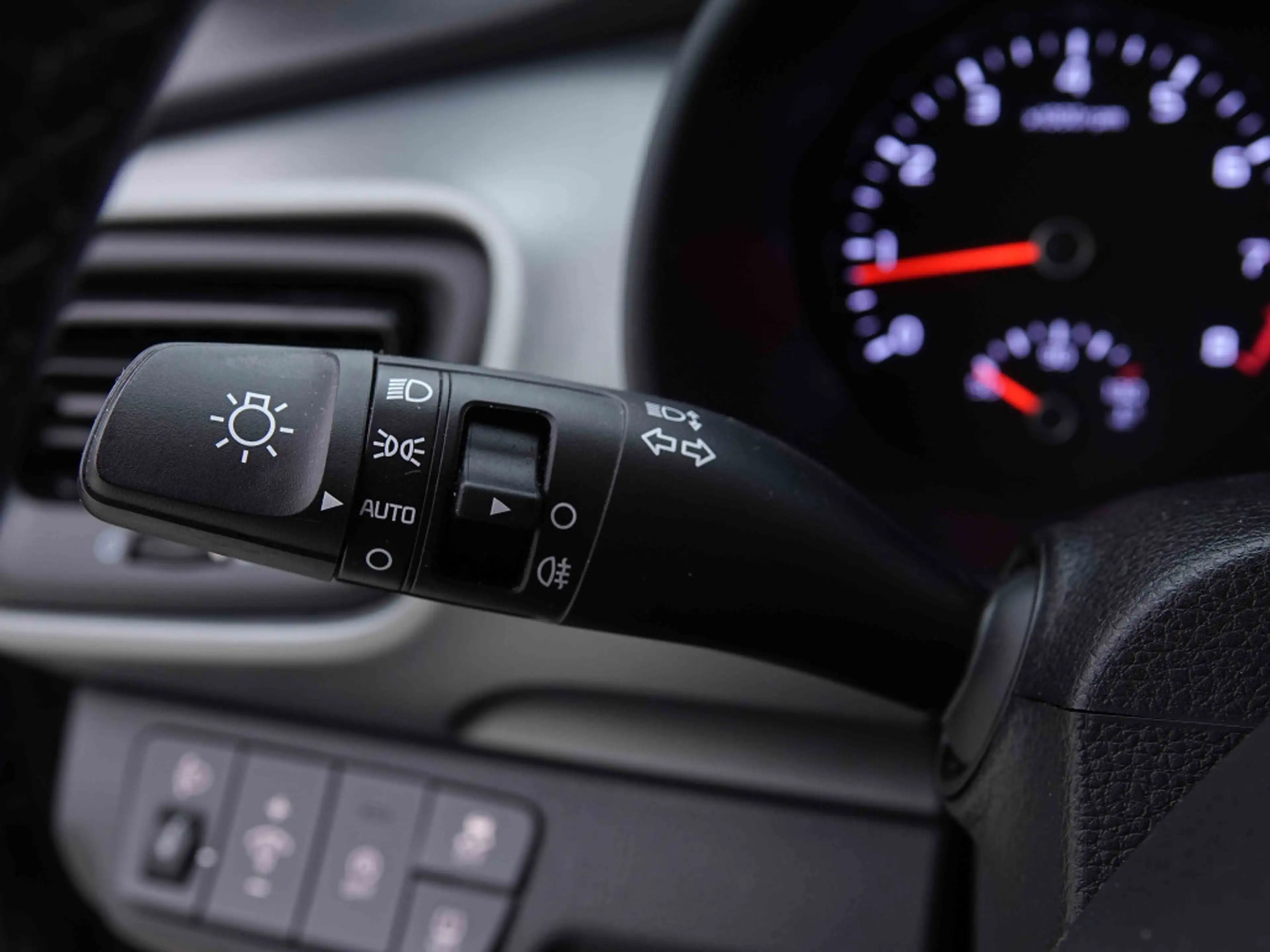 Kia Stonic 1.2i 85 Pure — photo 14