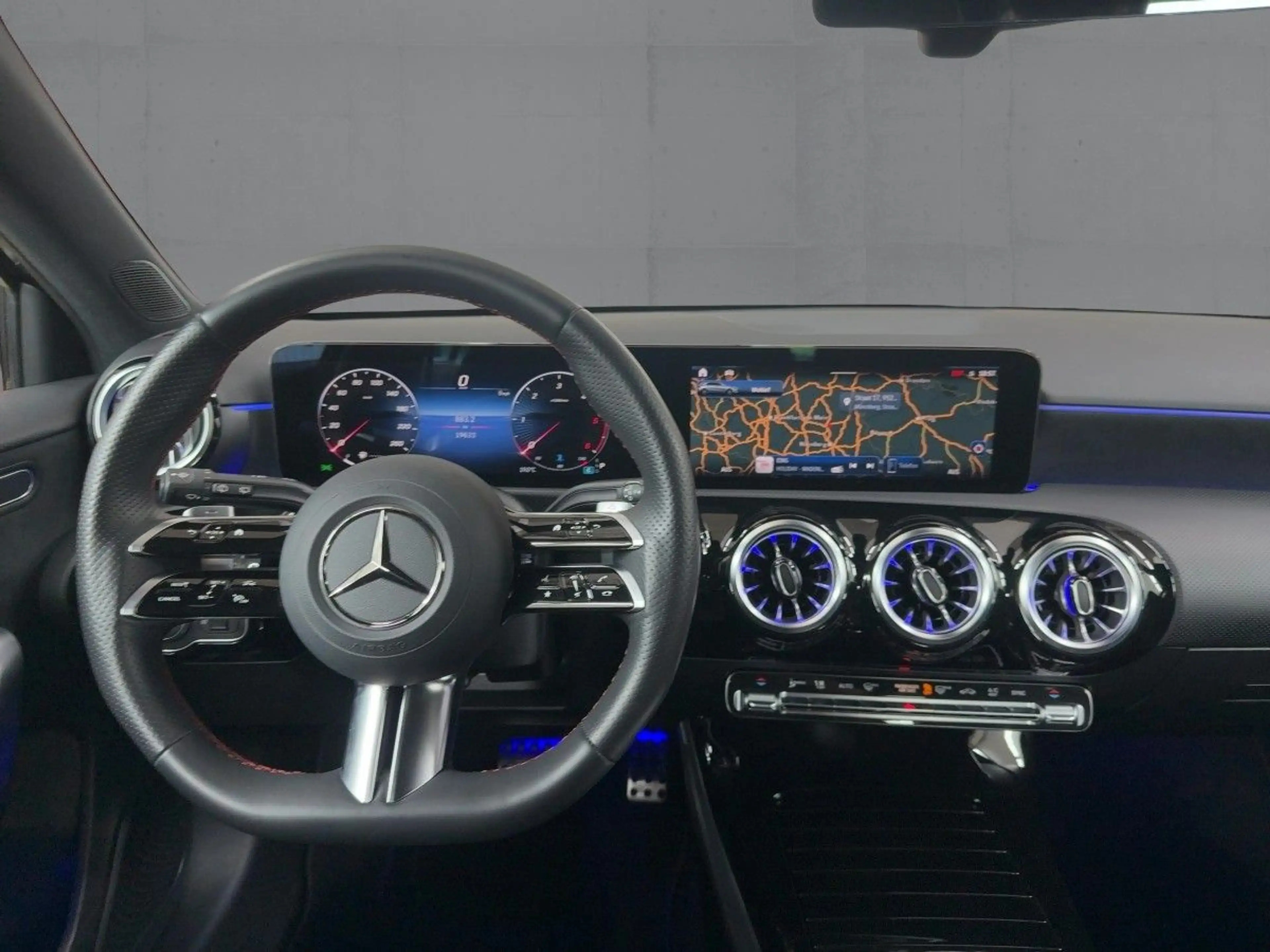 Mercedes-Benz A 200 AMG-LINE MULTIBEAM+NAV+SHZ+RFK+AHK+LM 18" — photo 9