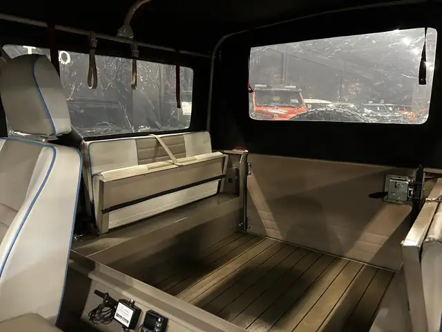Land Rover Defender view 10