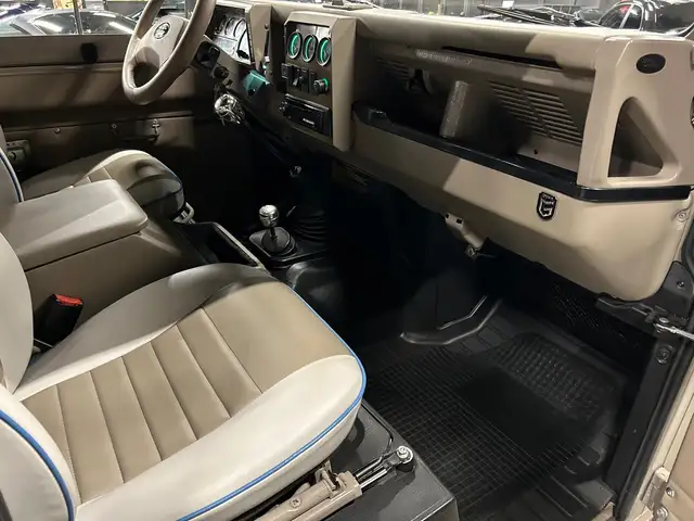 Land Rover Defender view 11