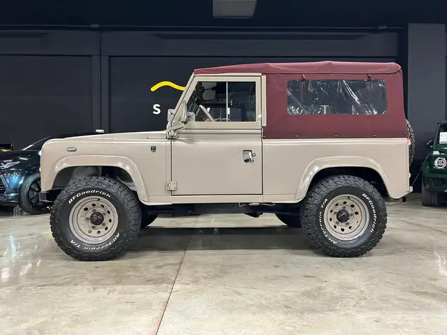 Land Rover Defender view 4