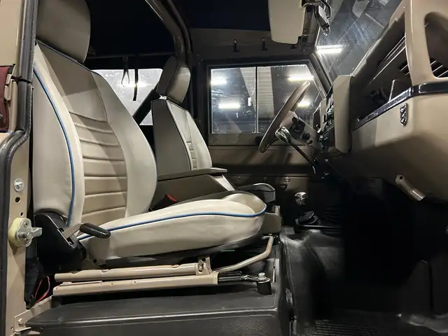 Land Rover Defender view 14