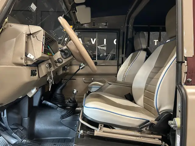 Land Rover Defender view 13