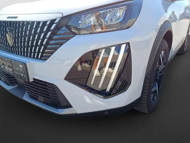 Peugeot 2008 view 9