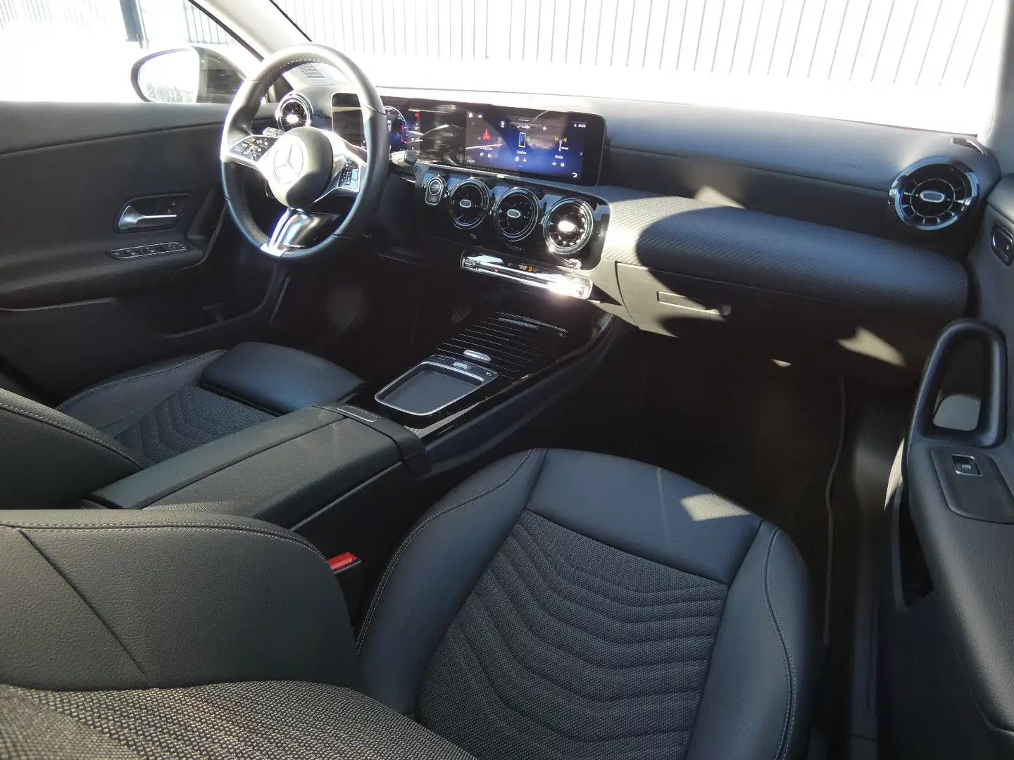 Mercedes-Benz A 180 d DCT LED Navi Teilleder SHZ Kamera 18" Schwarz - 2