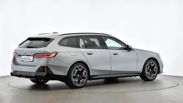 BMW 5 Series view 6