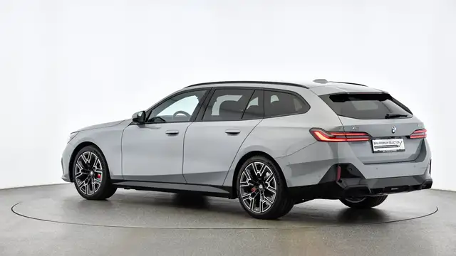 BMW 5 Series view 4