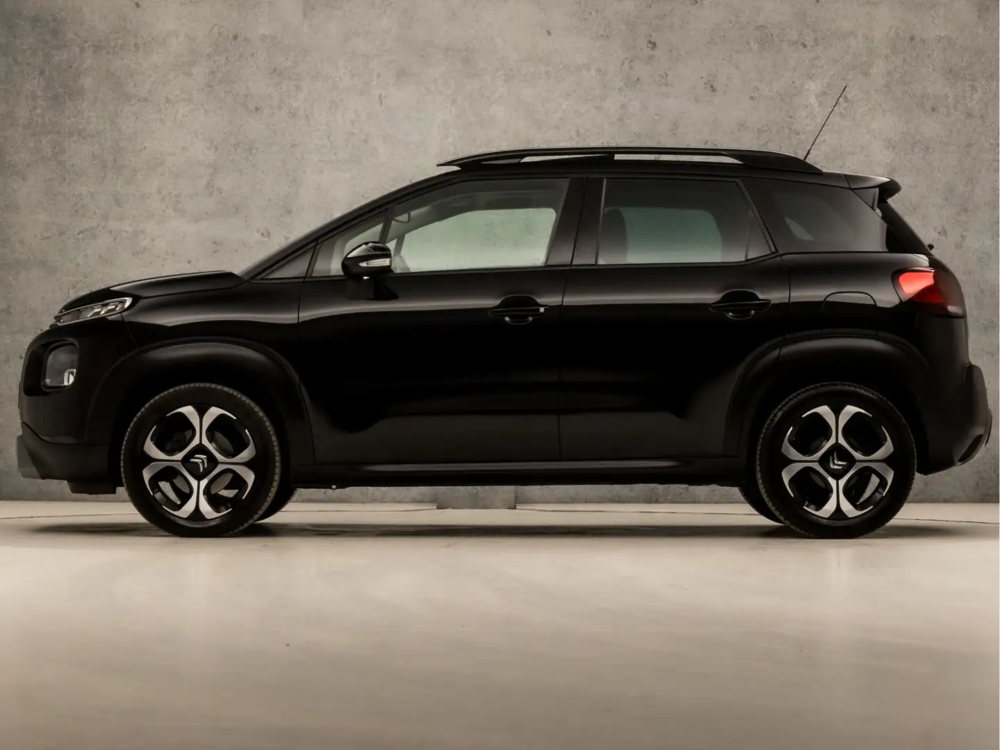 Citroen C3 Aircross 1.2 PureTech S&S Shine (PANORAMADAK, APPLE CARPLAY Zwart - 2