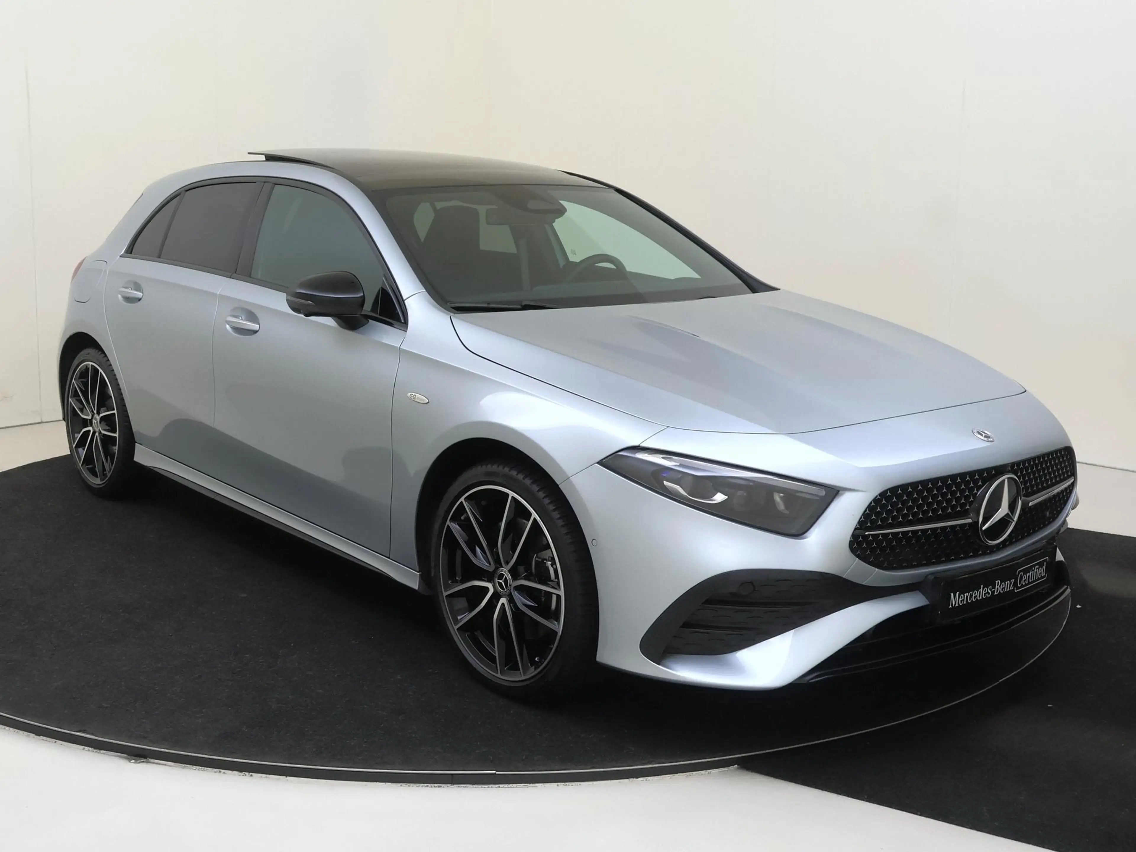 Mercedes-Benz A 250 e Business Solution AMG / Panoramadak/ Memory/ 19 — photo 2
