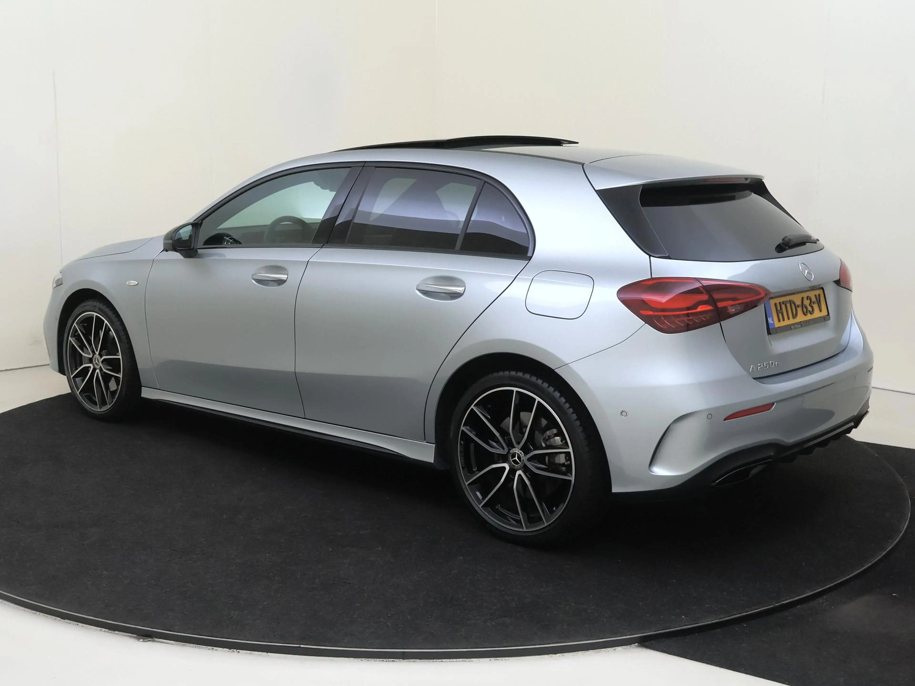 Mercedes-Benz A 250 e Business Solution AMG / Panoramadak/ Memory/ 19 — photo 3