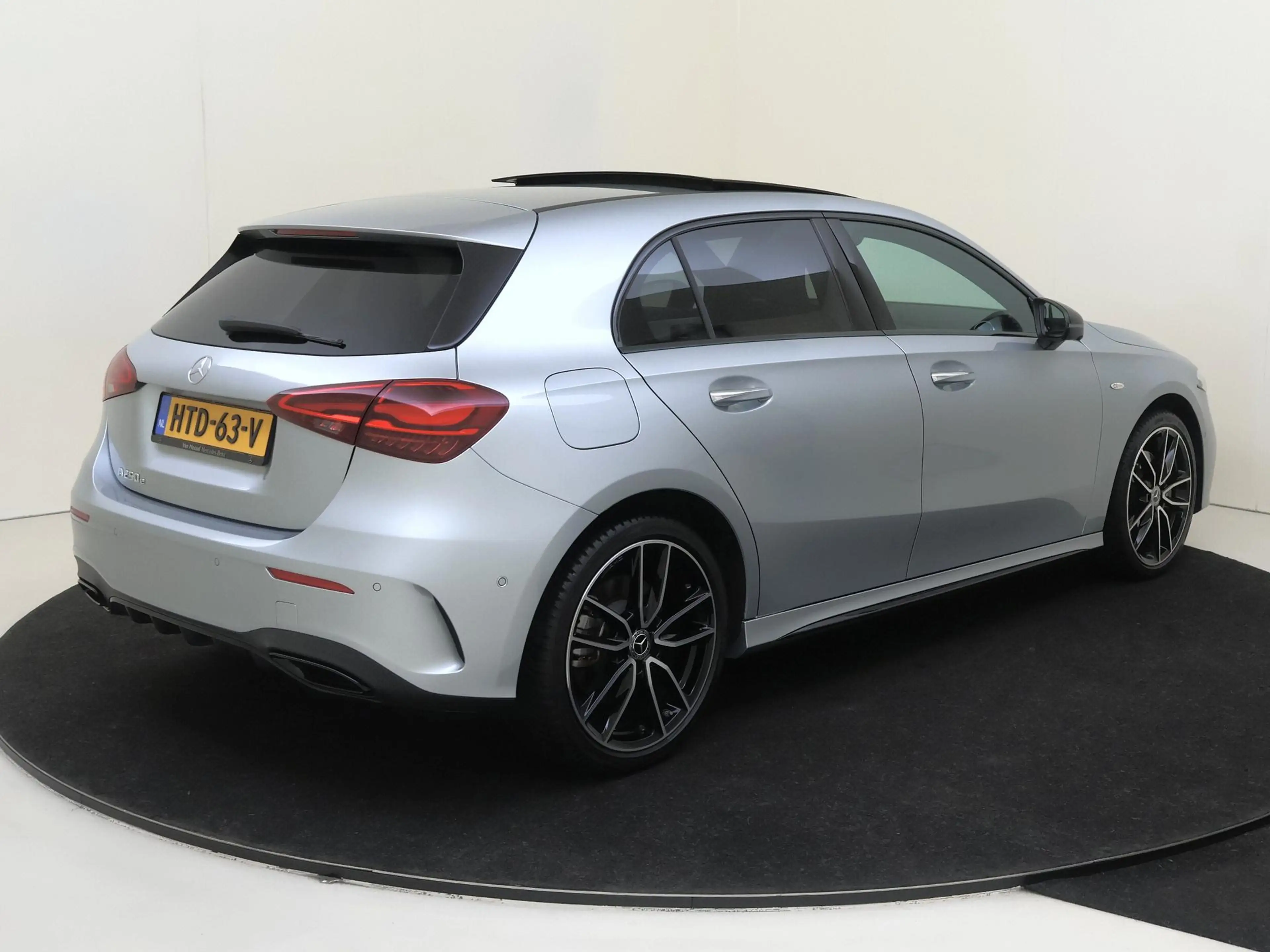 Mercedes-Benz A 250 e Business Solution AMG / Panoramadak/ Memory/ 19 — photo 4