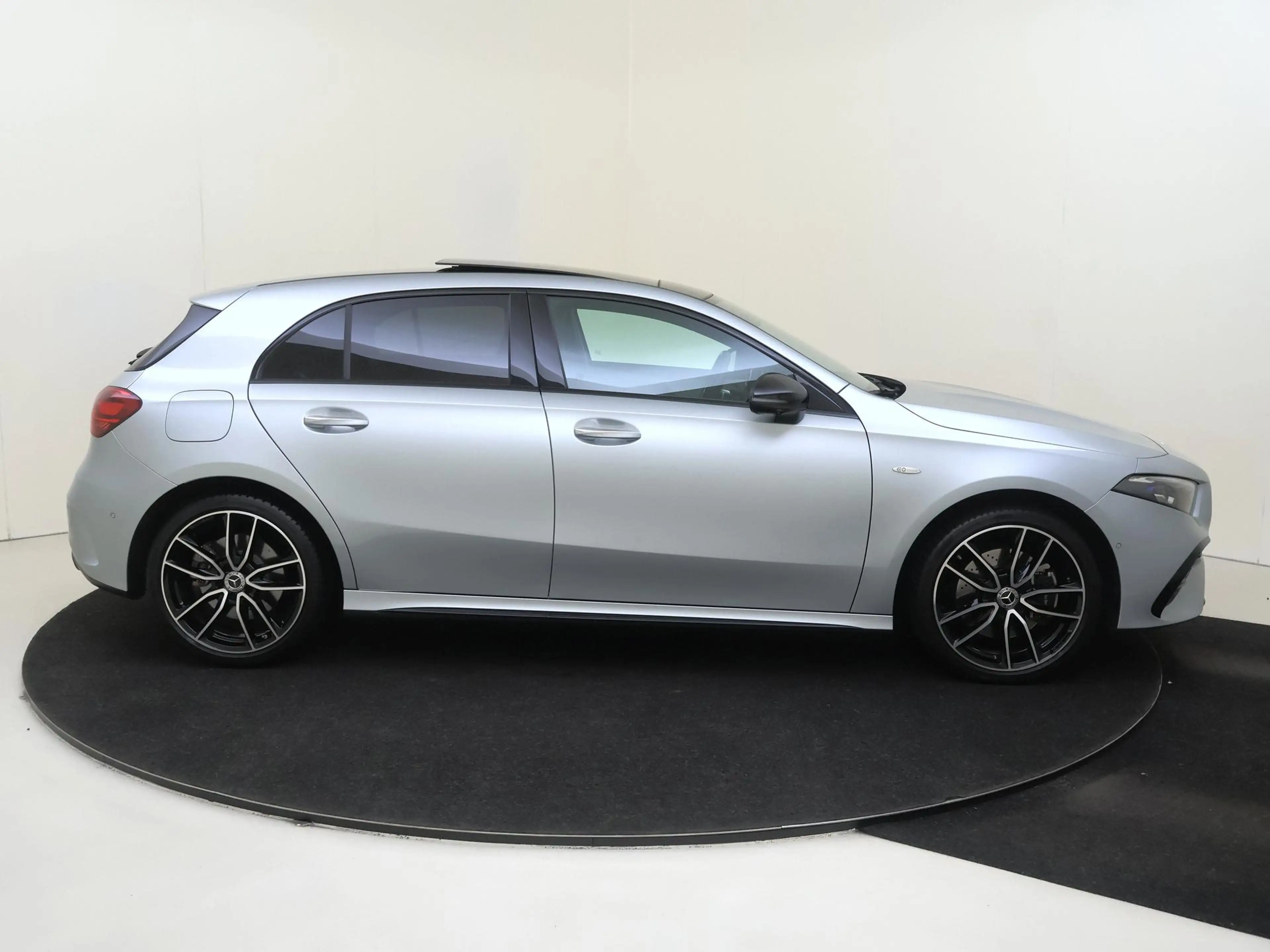 Mercedes-Benz A 250 e Business Solution AMG / Panoramadak/ Memory/ 19 — photo 9