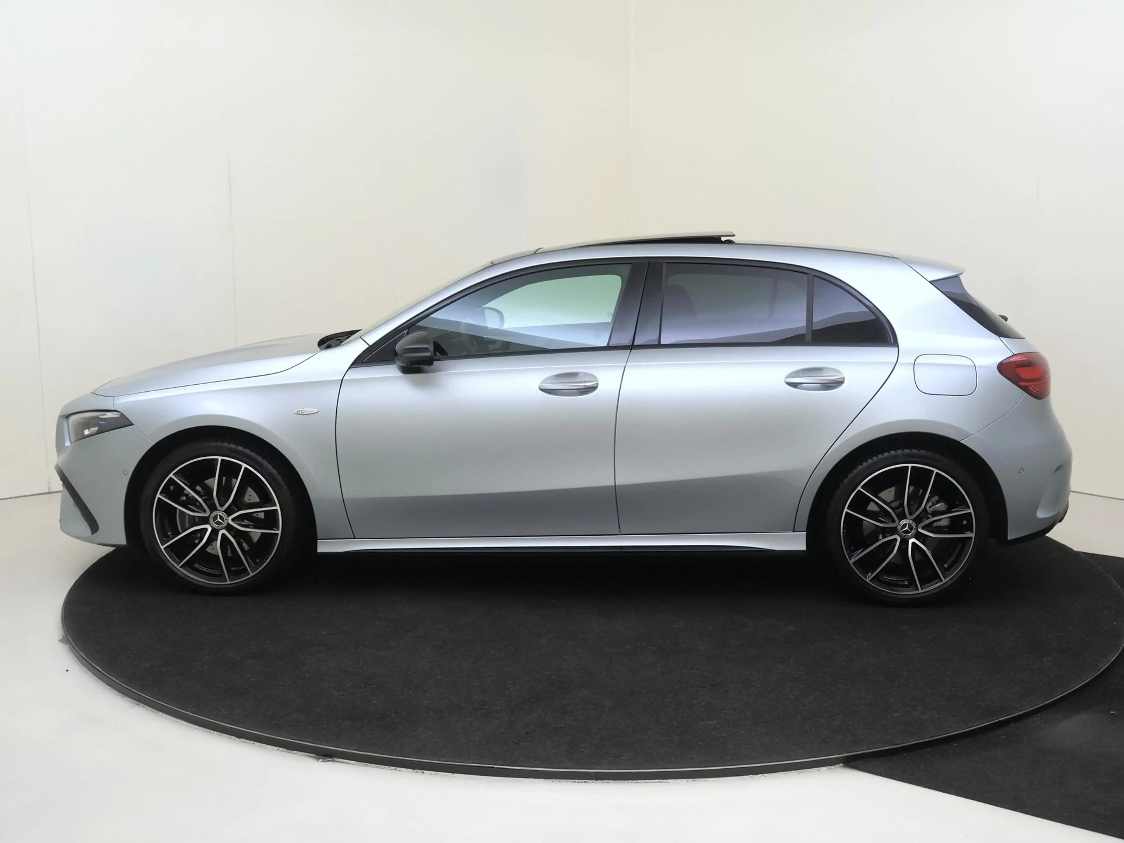Mercedes-Benz A 250 e Business Solution AMG / Panoramadak/ Memory/ 19 — photo 8